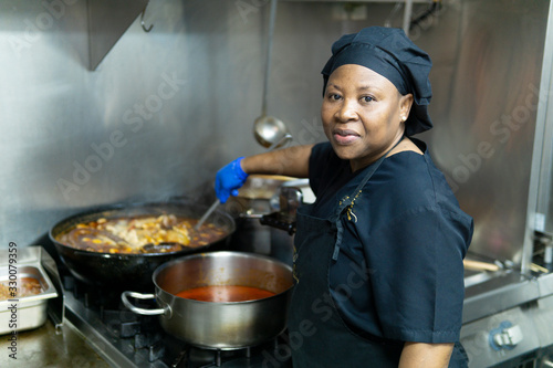 coronavirus.hospital cook cooking for hospitalized patients