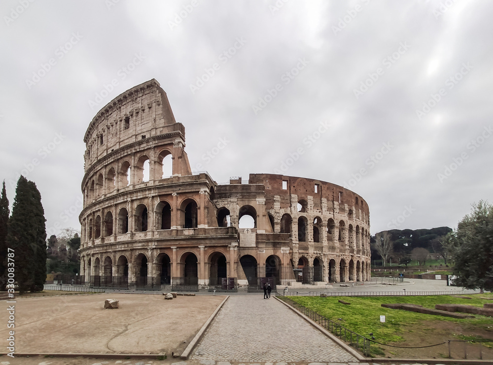 Naklejka premium Koloseum w Rzymie bez ludzi