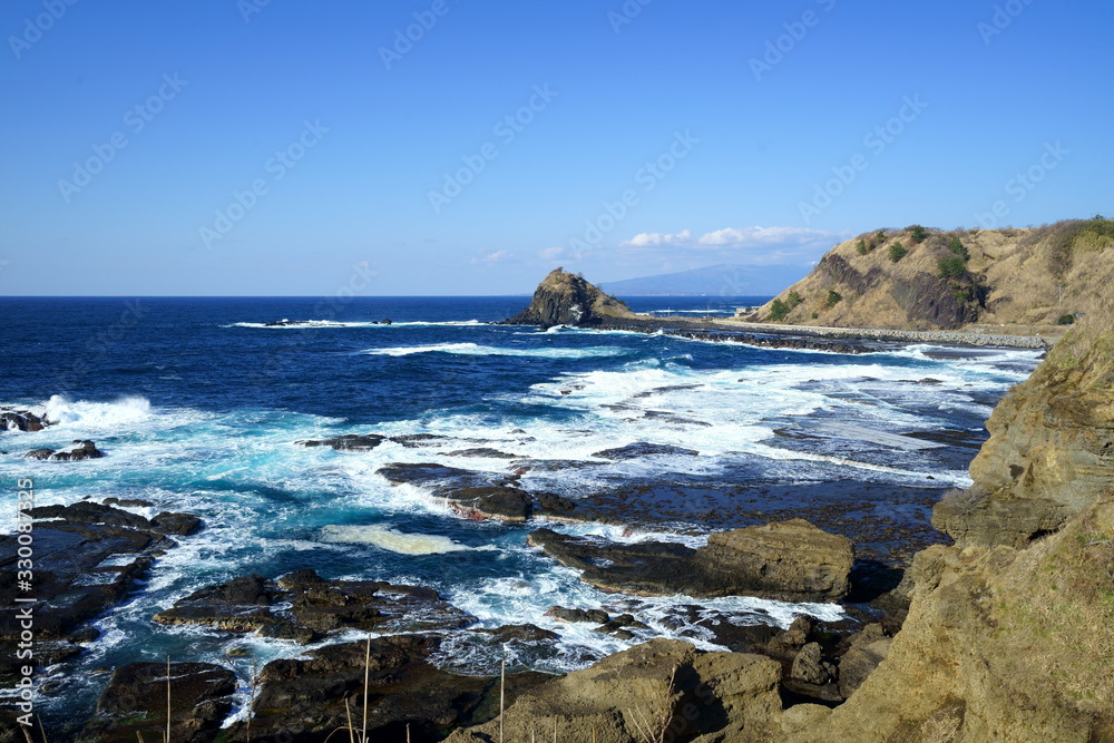 岩が美しい小木ジオサイトでは青い海と白波が広がる