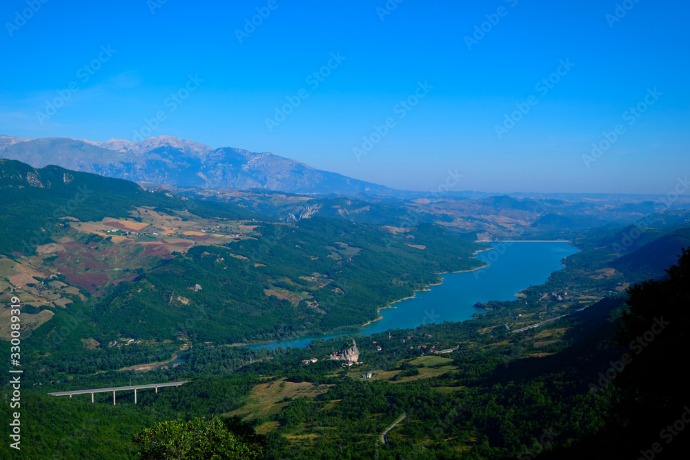 il bellissimo lago di Bomba in Abruzzo visto da Monteferrante