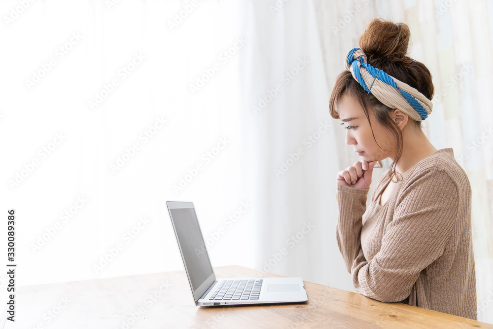 ルームウェアの女性 ルームウェアの女性