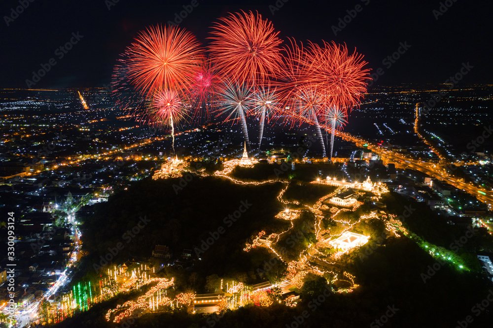Obraz premium Phra Nakorn Kiri firework festival at night in Phetchaburi, Thailand.