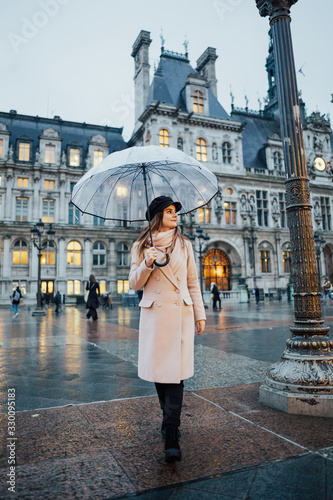 Canvas Print Elegant girl stands alone in the town square near the city hall