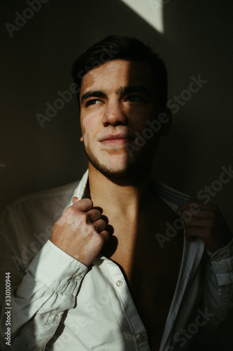 Junger Mann mit Pigmentstörung, Vitiligo im Lifestyle Portrait 