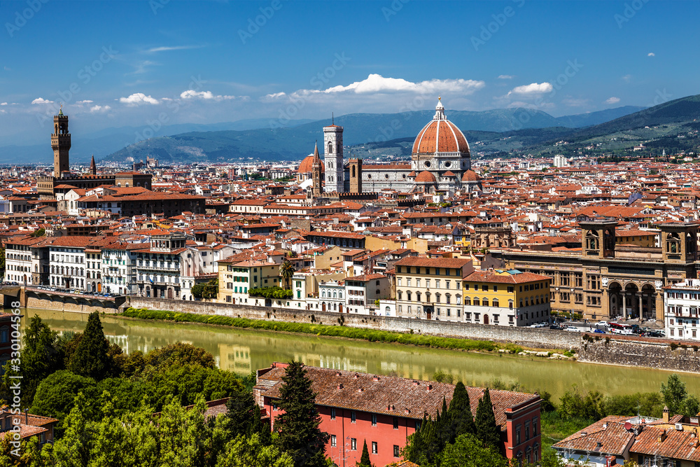 Obraz premium Top view of Florence, Palazzo Vecchio and Cathedral of Santa Maria del Fiore, the main attractions of Florence. Italy