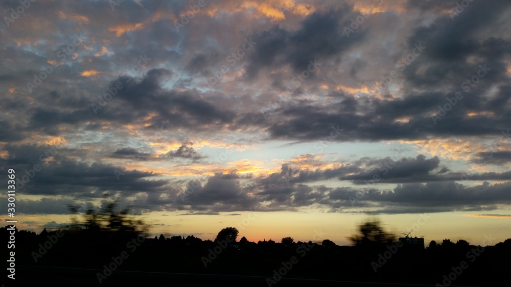 Fototapeta premium Dramatischer Sonnenuntergang nach einem schönen Sommertag
