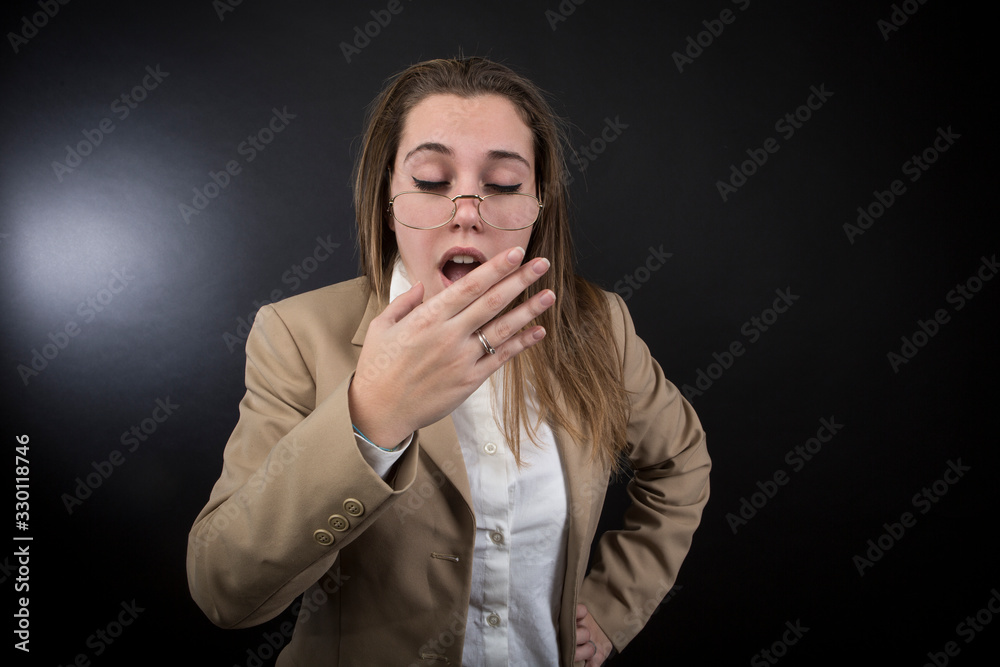 donna con sintomi dell'influenza : starnutisce , isolata su sfondo nero donna con sintomi dell'influenza : starnutisce , isolata su sfondo nero