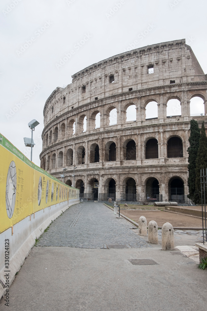 Colosseo a Roma senza turisti