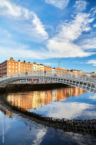 Obraz na plátně The Ha'penny bridge in Dublin City, Ireland