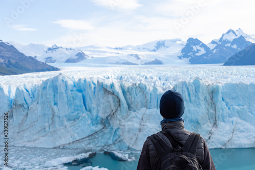Touriste devant le Perito Moreno en Argentine