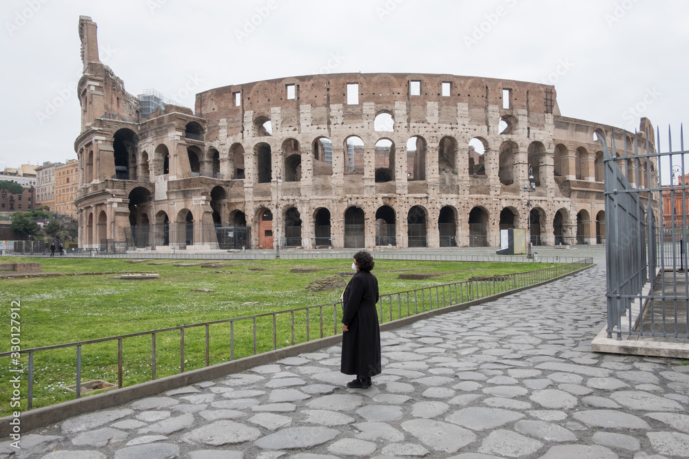 Colosseo a Roma senza turisti