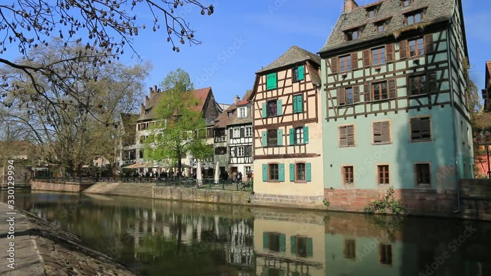 Maisons de style alsacien au bord de l'Ill dans la petite France à Strasbourg.