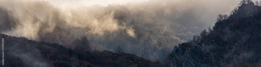 La brume se lève dans le vallon escarpé de l'Ouche vu depuis Conques