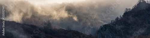 La brume se lève dans le vallon escarpé de l'Ouche vu depuis Conques © Olivier Klencklen