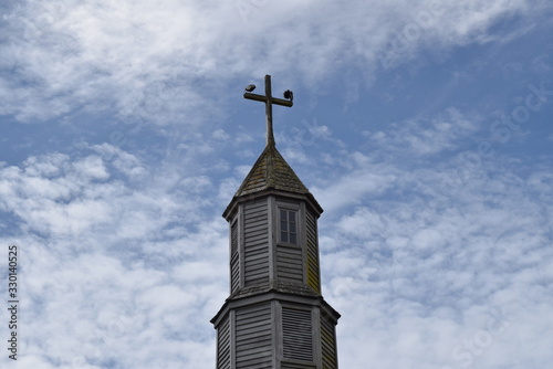 iglesia con pájaros y el cielo