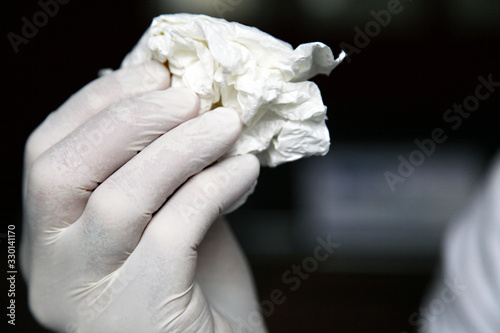 Ein zerknülltes Taschentuch in einer Hand