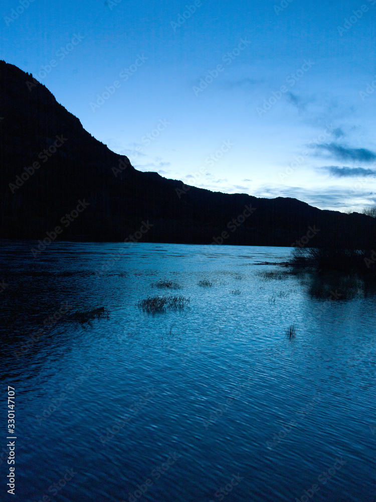 Fototapeta premium Morning in the lake of southern south America, in Patagonia shared by Argentina and Chile.