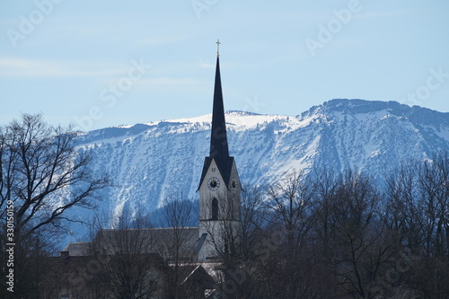 Kirche bei Moosen mit Berghintergrund photo