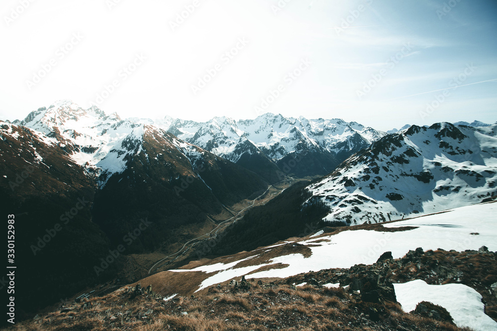 Montagnes enneigées durant une randonnée, dans les Pyrénées en France 