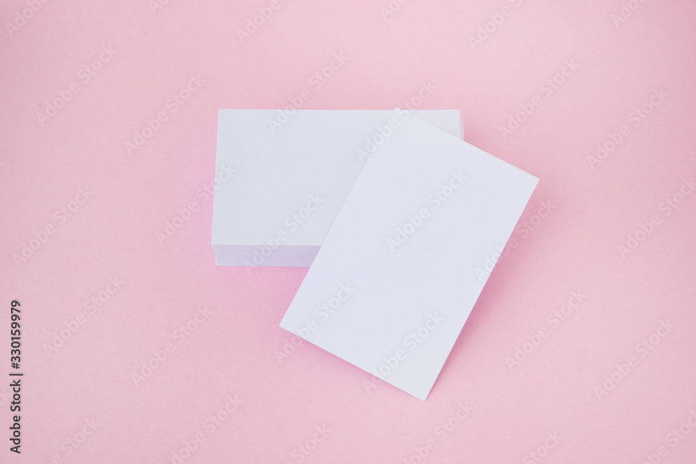 Mockup de tarjetas de visita blancas sobre fondo rosa Mockup de tarjetas de visita blancas sobre fondo rosa
