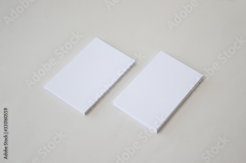Mockup de tarjeta de visita blanca sobre fondo gris
