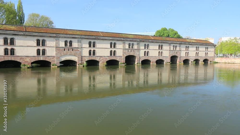 Le barrage Vauban sur la rivière Ill, et le bâtiment de l'ENA à Strasbourg.