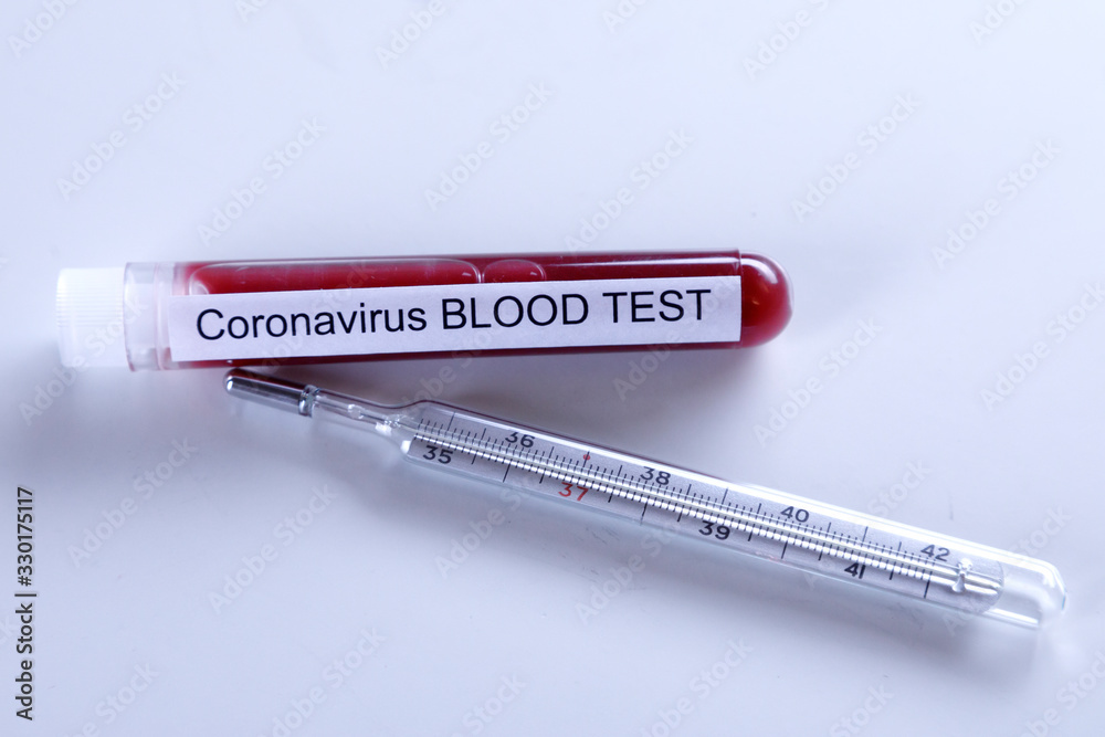 Obraz premium termometro e fiala per il controllo del sangue su coronavir- sfondo blu