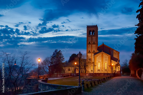 Chiesa Santa Giustina, chiamata anche Duomo Vecchio con lontana sagoma del Duomo Nuovo. Monselice, Padova, Veneto, Italia, europa.  photo