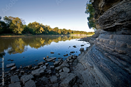 Canvastavla Early morning light on the shore of the Kankakee River in northern Illinois, USA