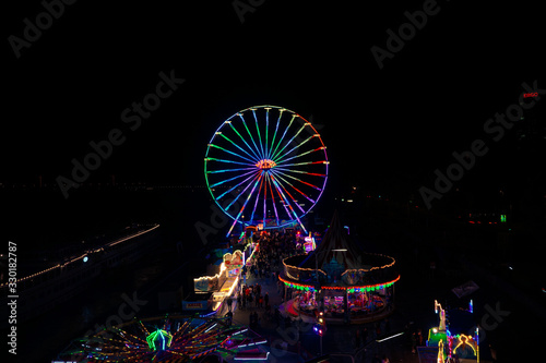 Leuchtende Kirmes bei Nacht