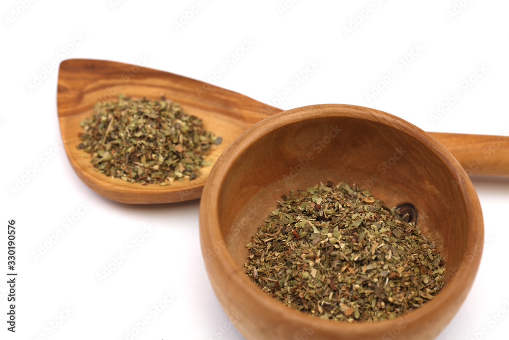 Oregano Gewürz Kräuter auf einem Holzlöffel und in einer Holzschale Oregano Gewürz Kräuter auf einem Holzlöffel und in einer Holzschale