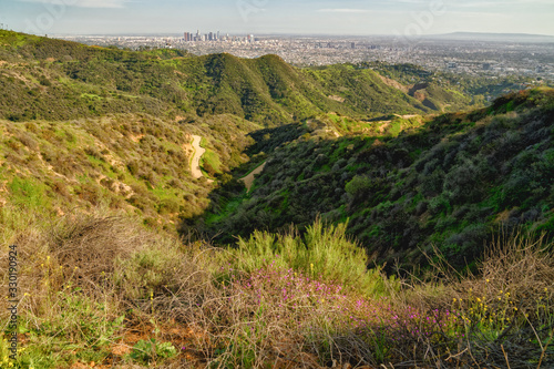Fotografiet Griffith Park hiking trail and spectacular view of downtown Los Angeles from Hol