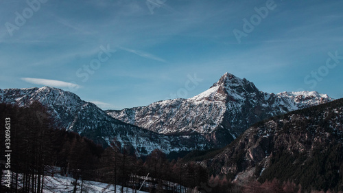Paisaje de las montañas de los alpes de Italia en invierno