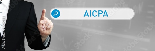 AICPA. Mann im Anzug zeigt mit dem Finger auf ein Suchfeld. Das Wort AICPA steht in der Suche. Symbol für Business, Finanzen, Statistik, Analyse, Wirtschaft photo