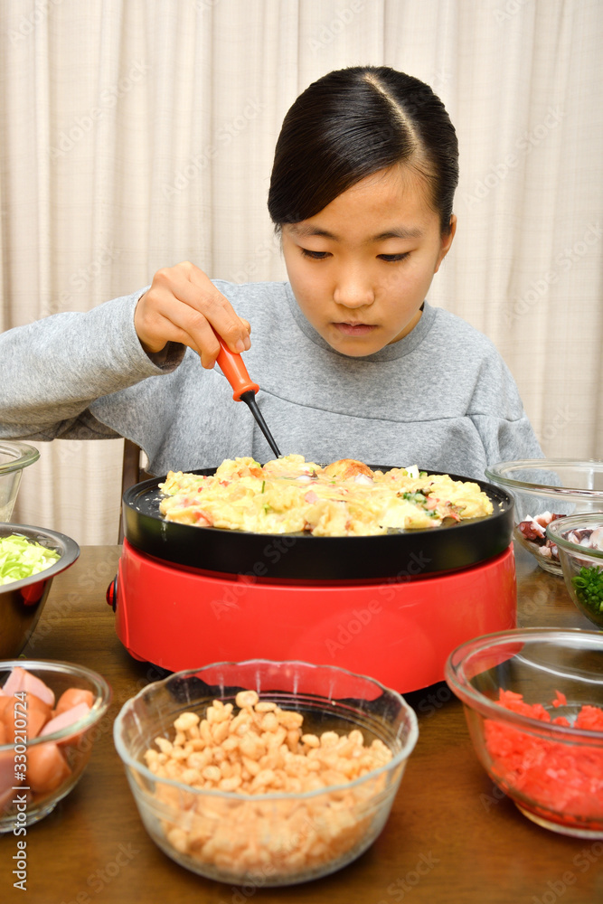 たこ焼きパーティーを楽しむ女の子