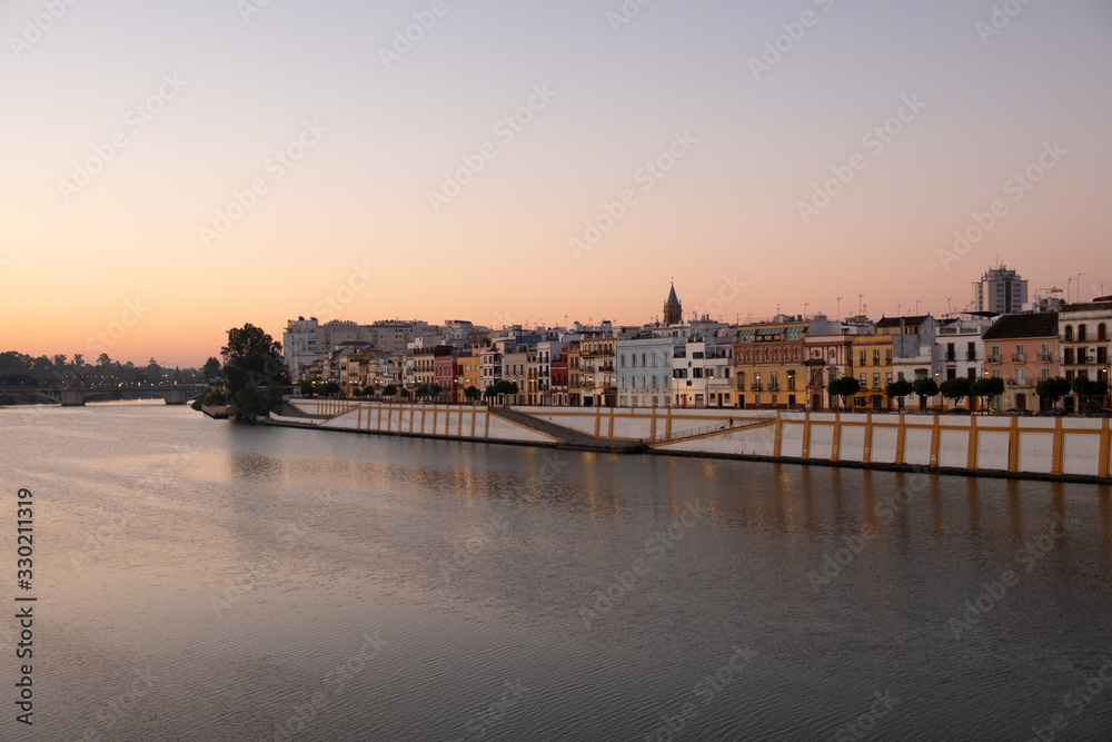 Barrio sevillano de Triana y río Guadalquivir al amanecer