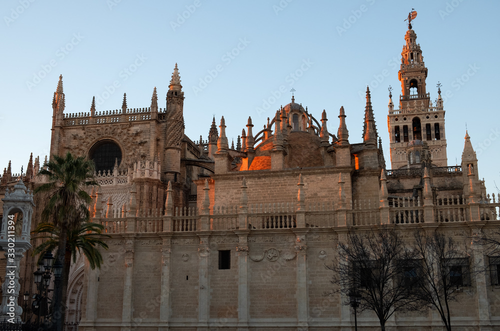  Catedral de Sevilla y Giralda al atardecer desde la calle Fray Ceferino González.