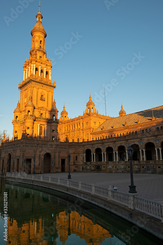 Canal y torre de la plaza de España de Sevilla al amanecer © Orion76