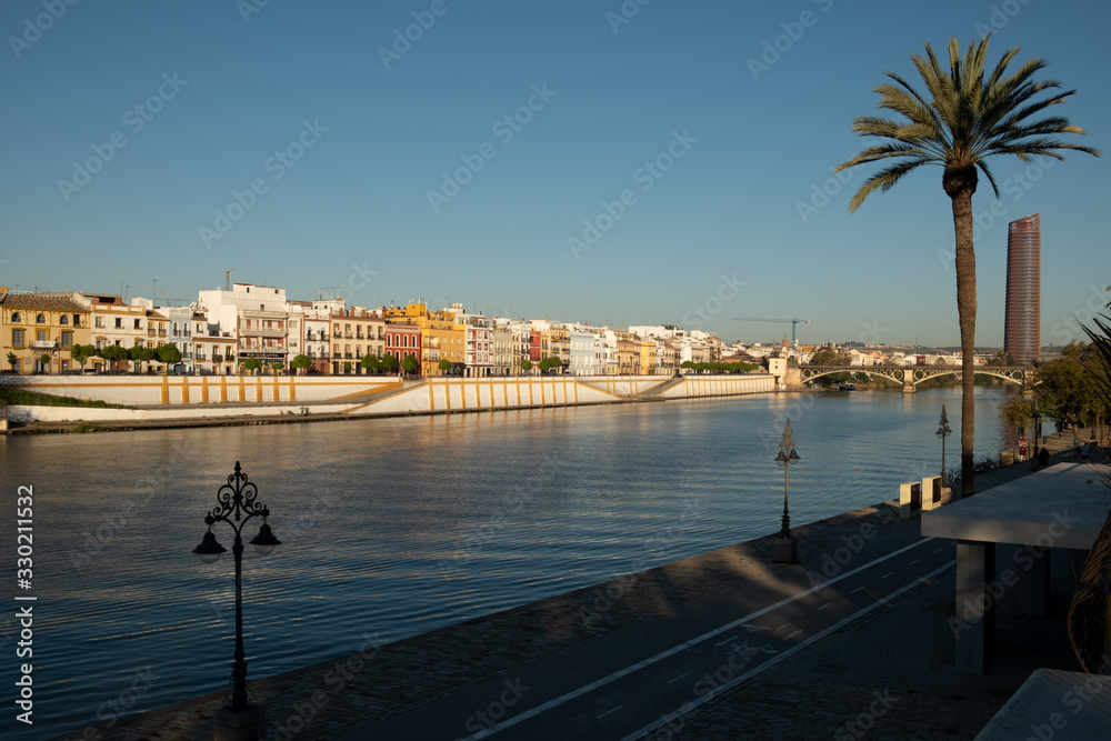 Paseo del río Guadalquivir y barrio sevillano de Triana al amanecer