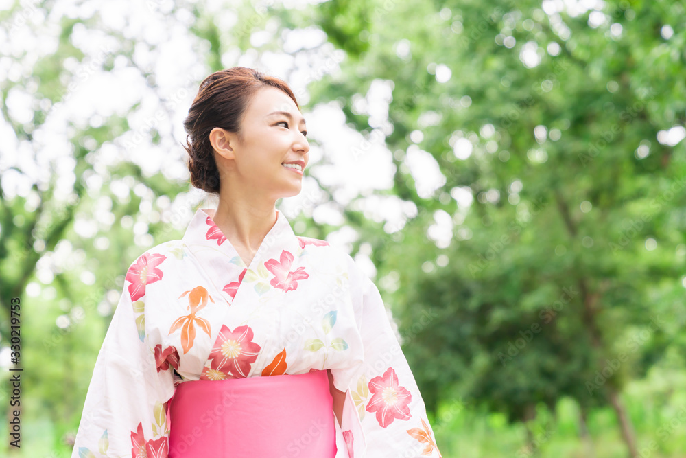 浴衣を着た女性 浴衣を着た女性