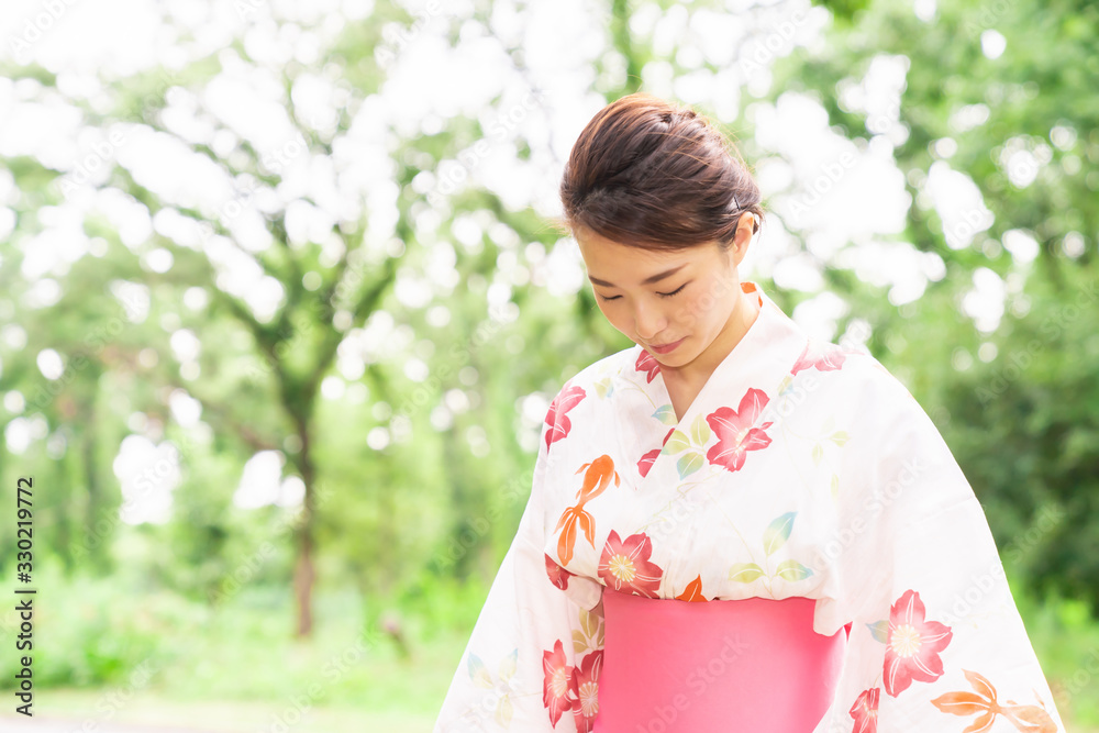 浴衣を着た女性 浴衣を着た女性