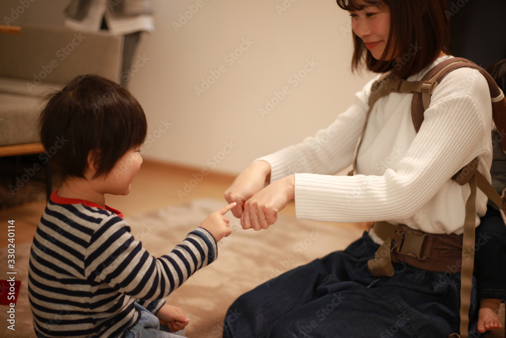 Fototapeta premium 遊ぶ親子