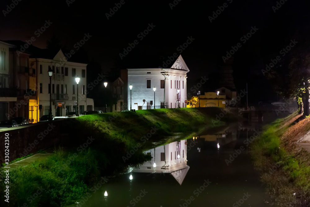 Ville venete.  Palazzo storico in centro città di Monselice, Padova, Italia, Veneto. Fotografia notturna.