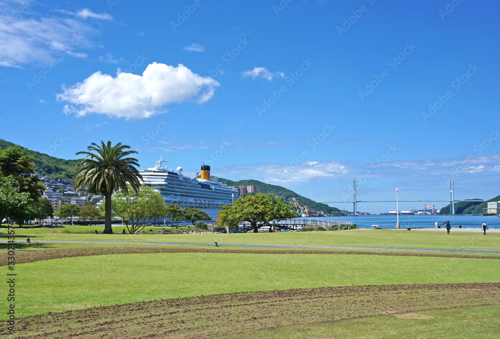Fototapeta premium 海と船が見える公園