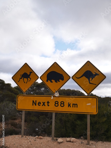 Straßenschilder in der Nullarbor Wüste