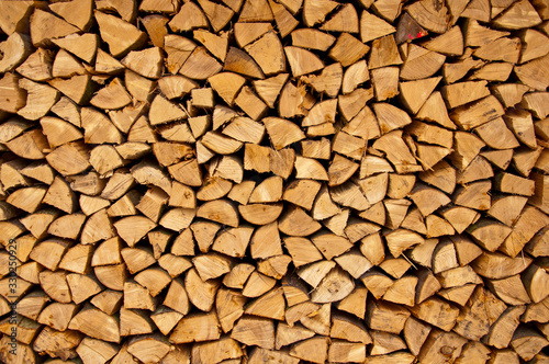 Close up von zum Trocknen gestapeltes Brennholz