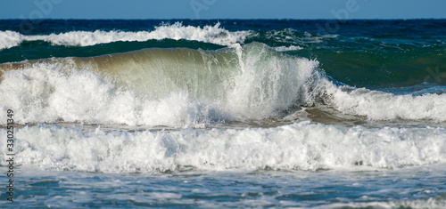 Die Brandung an einem Badestrand