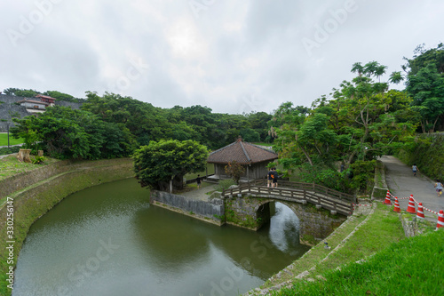 Tableau sur toile Benzaitendo temple and the pond at Shuri Castle, Naha city, Okinawa, Japan