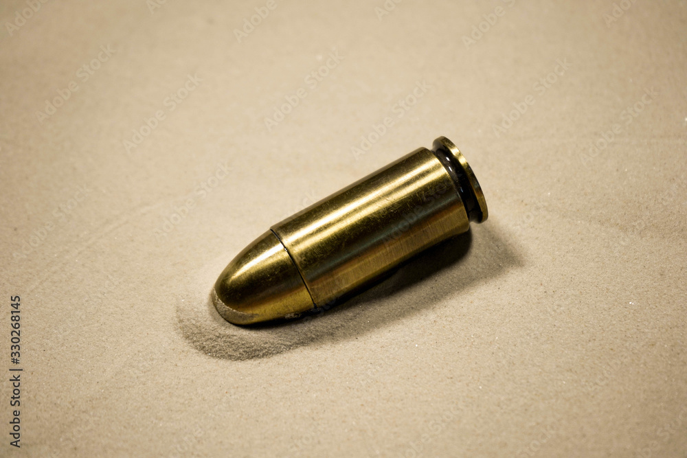Naklejka premium ammunition lies in the sand