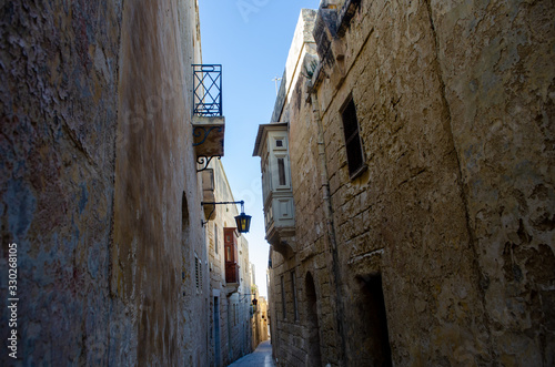 Back street in Mdina Malta with traditional stone houses © pauws99